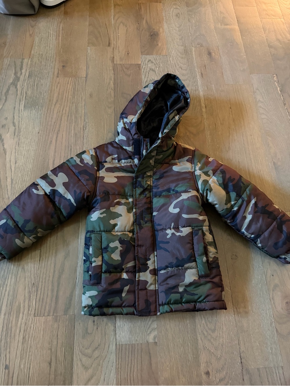 Camo puffer jacket with hood, Youth Size: XS 4/5 green